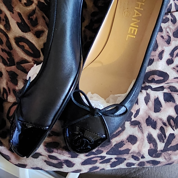 CHANEL LAMBSKIN PATENT CAPTOE PUMPS HEELS CLASSIC 6.5 37 - Picture 4 of 16